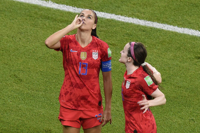L’attaquante américaine Alex Morgan célèbre son but face aux Anglaises en demi-finale de la Coupe du monde en mimant la dégustation d’une tasse de thé.
