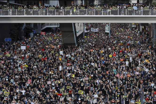 Des milliers de personnes se sont rassemblées pacifiquement, quelques heures après la mise à sac du parlement, à Hongkong, le 1er juillet.