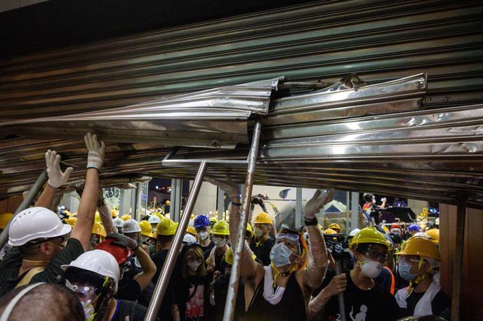 Des manifestants prennent d’assaut le siège du gouvernement à Hongkong, le 1er juillet.