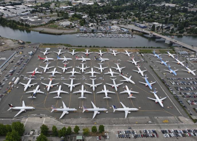 Boeing 737 Max entreposés près de l’aéroport Boeing Field de Seattle, le 27 juin 2019. L’Agence fédérale américaine de l’aviation (FAA) en a interdit le vol depuis le 13 mars 2019, après les crashs des appareils de Lion Air et d’Ethiopian Airlines.