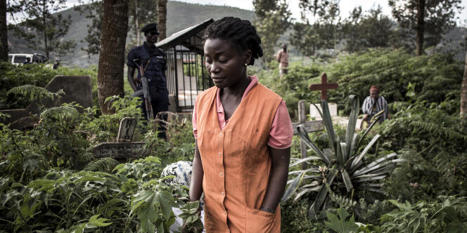 Une proche d’une victime d’Ebola enterrée le 16 mai, à Butembo, au nord-est de la République démocratique du Congo.