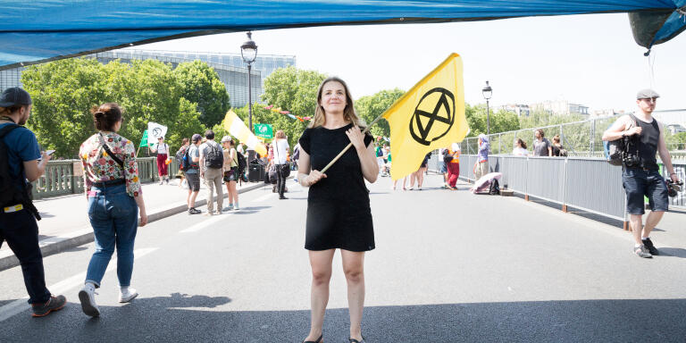 Ingrid  Verleye militante d'Extinction Rebellion, à la manifestation au pont Sully, le 28 juin.