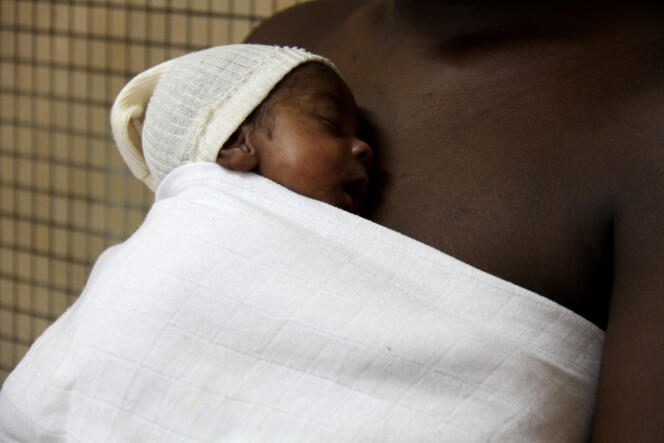 La petite Fionna, née prématurée, gagne du poids et de la sécurité affective grâce au contact quotidien peau à peau avec sa mère dans la « chambre kangourou » de la Maternité des castors, à Bangui, en mars 2019.
