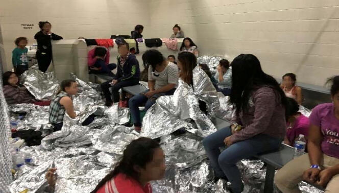 Des familles dans le centre de rétention de McAllen, au Texas, le 10 juin 2019.