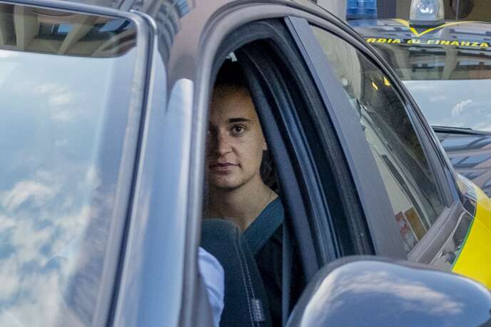 Carola Rackete est escortée par la police, après avoir comparu devant un juge à Agrigente, en Sicile, le 1er juillet.