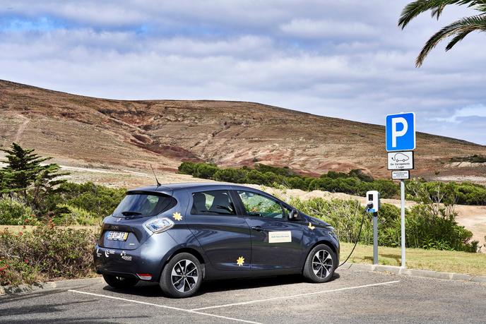 La Voiture Electrique Tisse Sa Toile