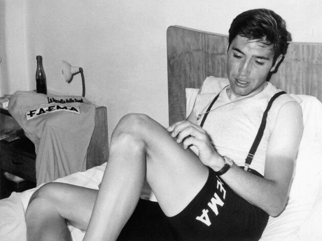 Eddy Merckx dans sa chambre  d’hôtel, en juin 1969, après avoir été disqualifié du Tour d'Italie.
