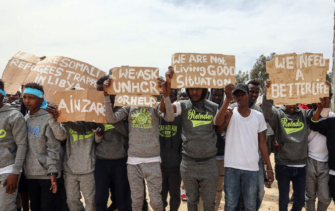 Mobilisation de migrants lors d’une visite d’Antonio Guterres, patron de l’ONU, au centre de détention d’Aïn Zara (Libye), le 4 avril.