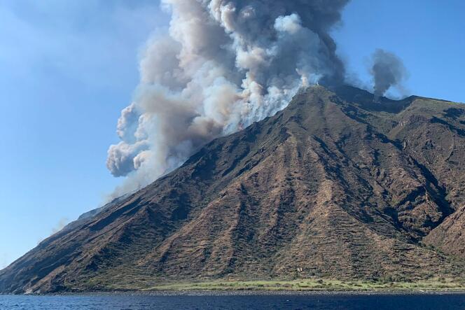 Eruption du Stromboli, volcan situé au nord de la Sicile (Italie), le 3 juillet.