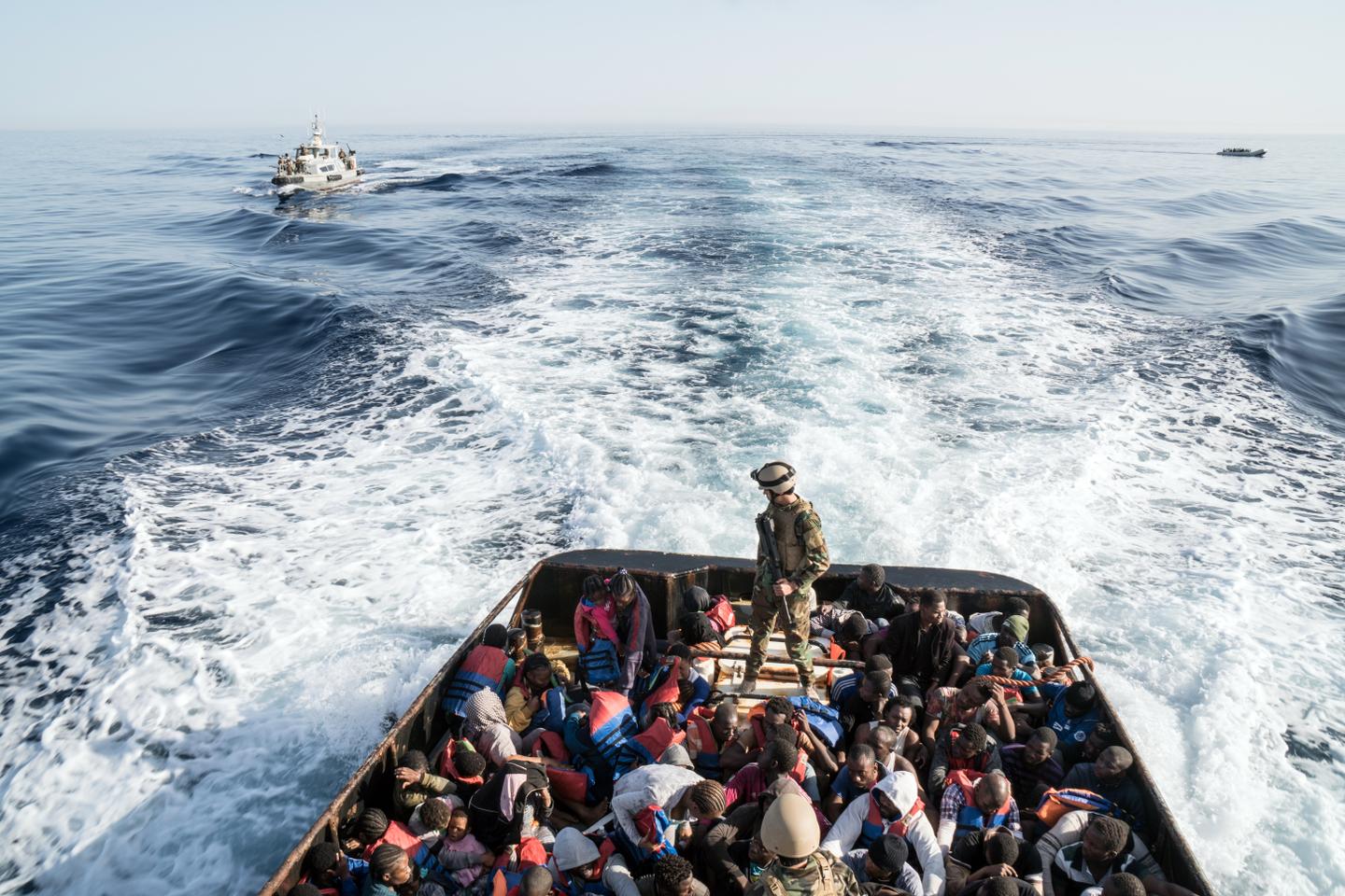 Plus de 80 migrants portés disparus après un naufrage au large de la ...