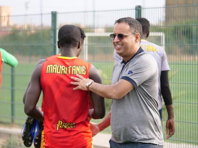 Le président de la Fédération mauritanienne de football Ahmed Yahya, à la fin d’un entraînement de l’équipe des Mourabitounes en juin, à Marrakech, au Maroc.