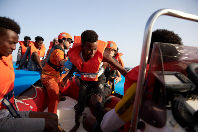 Lors d’une opération de sauvetage menée par l’« Alan-Kurdi », au large des côtes libyennes, le 5 juillet.