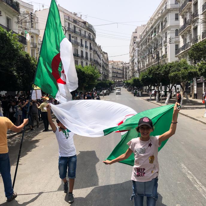 Dans les rues d’Alger lors d’une manifestation contre le pouvoir en place, vendredi 5 juillet.