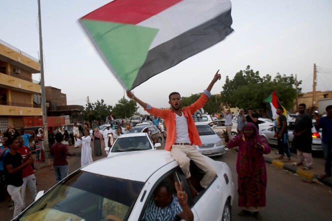 Des manifestants se félicitent de l’accord trouvé entre les militaires et l’opposition soudanaise, à Khartoum, le 5 juillet.