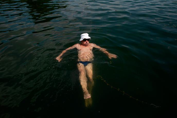 Dans l'eau de la Save.