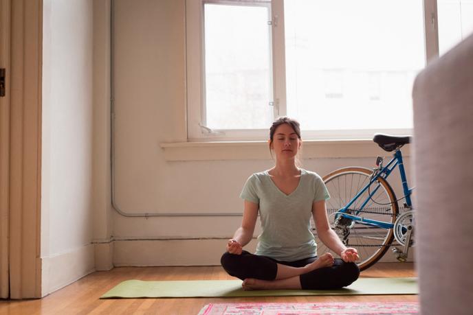 Le yoga peut facilement se pratiquer à la maison.