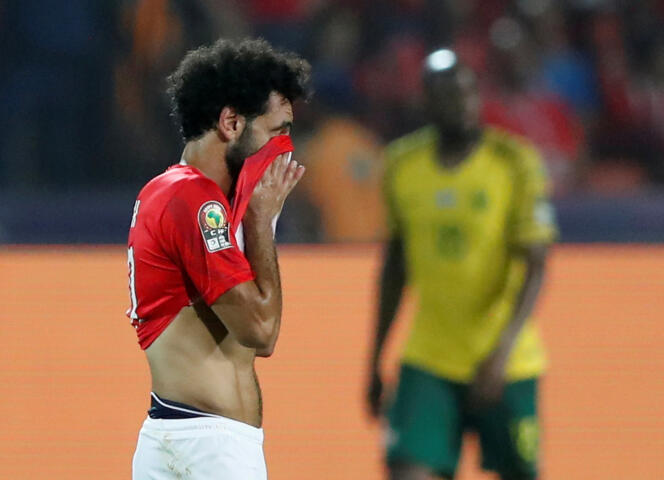 La déception de l’attaquant égyptien Mohamed Salah, éliminée par l’Afrique du Sud en huitièmes de finale au Caire, le 6 juillet.
