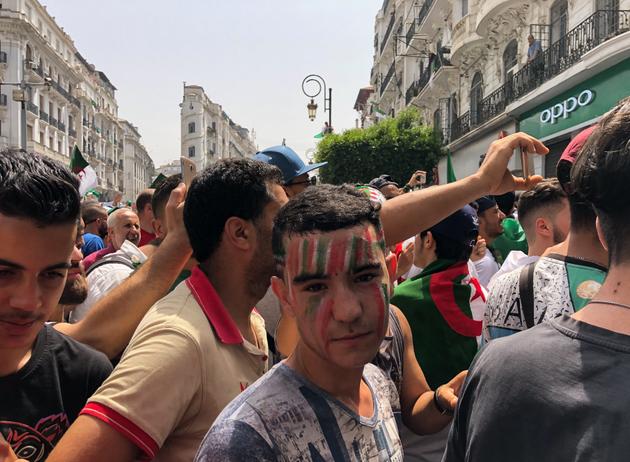 Un jeune manifestant dans la rue Didouche Mourad, à Alger, le 5 juillet.