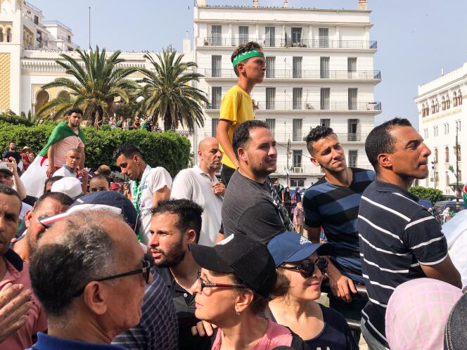 Des manifestants sur l'esplanade de la Grande Poste d’Alger, le 5 juillet.