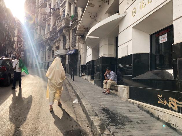 Une femme vêtue d’un haïk, à Alger, le 5 juillet.