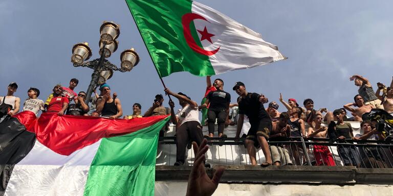 Des supporteurs de USM Elharrach crée une ambiance énergétique avec leurs chants de stade pas loins de la Grande Poste.
Alger, le 5 juillet 2019
