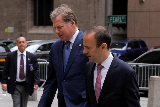 Geoffrey Berman, à gauche, chargé de l’enquête sur Jeffrey Epstein, arrive à la cour fédérale de Manhattan, le 8 juillet 2019.