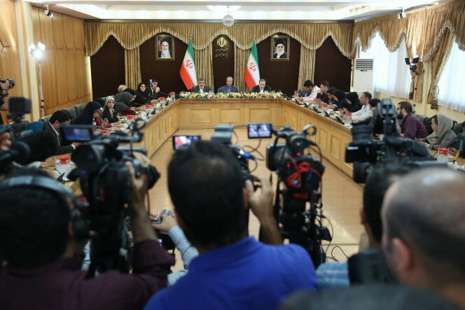 Le porte-parole de l’organisation iranienne de l’énergie atomique et le vice-ministre iranien des affaires étrangères, Abbas Araghchi, annoncent lors d’une conférence de presse à Téhéran, le 7 juillet, la décision iranienne de dépasser le taux d’enrichissement de 3,67 %.