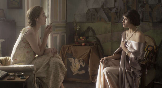 Virginia Woolf (Elizabeth Debicki) et Vita Sackville-West (Gemma Arterton)Gemma Arterton