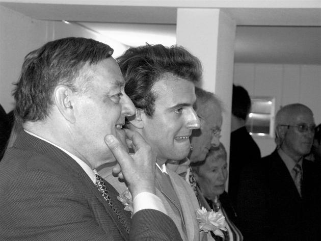 Robert Piumati et Emmanuel Macron, le 11 juin 2005, dans l’Aveyron, à l’occasion du mariage de Marc et Sophie Ferracci.
