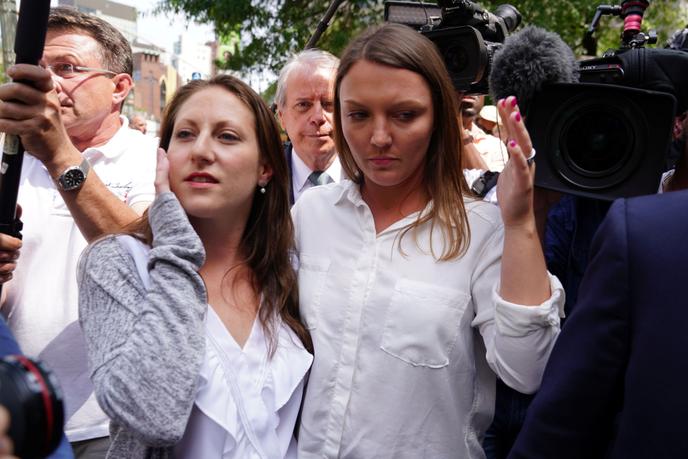 Michelle Licata et Courtney Wild, deux victimes présumées, quittent le palais de justice après la suite de la mise en accusation de Jeffrey Epstein.