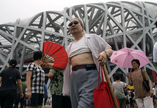 Un homme avec le t-shirt relevé sort du stade national de Pékin, en Chine, en août 2009.