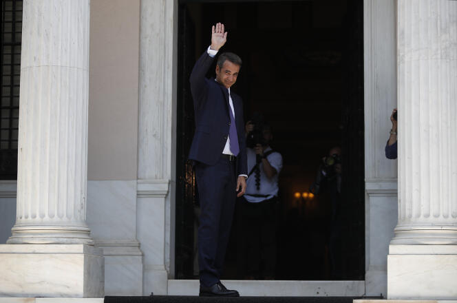 Le nouveau premier ministre grec, Kyriakos Mitsotakis, sur le perron de la villa Máximos, à Athènes, le 8 juillet.