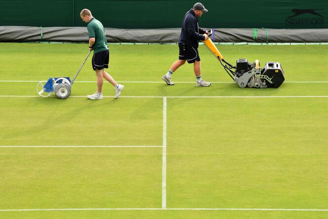 Le gazon d’un court du All England Tennis Club à Wimbledon, au sud-ouest de Londres, est préparé pour le tournoi, le 8 juillet.
