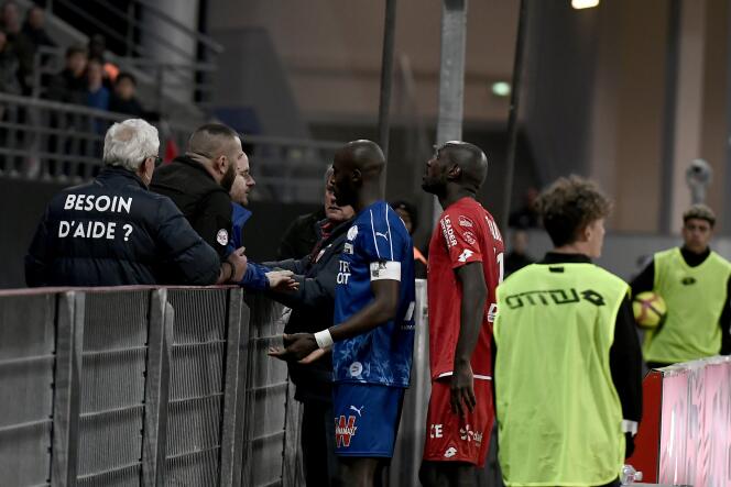 Le match Amiens-Dijon a été interrompu, le 12 avril, après que le capitaine de l’équipe picarde, Prince-Désir Gouano, a fait l’objet de cris racistes.
