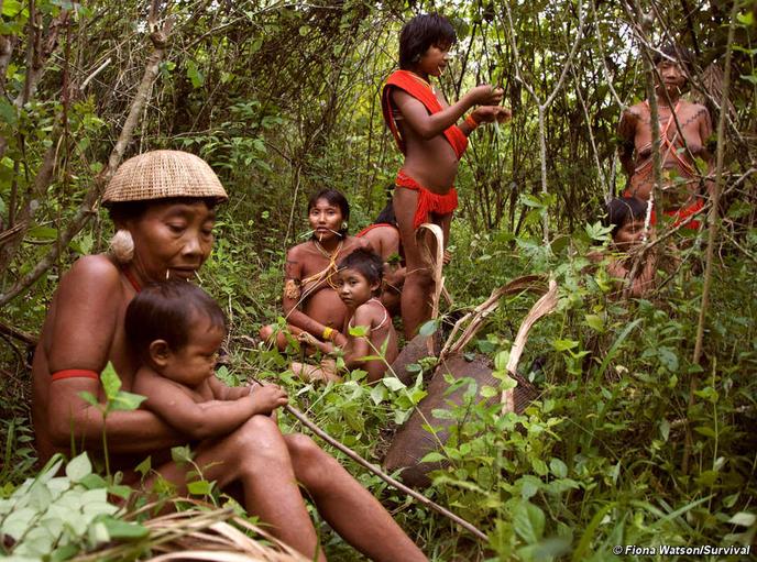 Ãndios Yanomami fotografados em 2010.