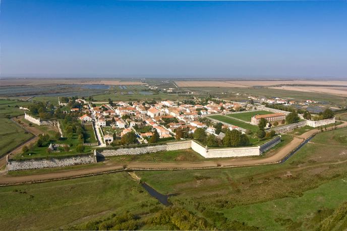 Le port fortifié de Brouage, perdu au milieu des marais.