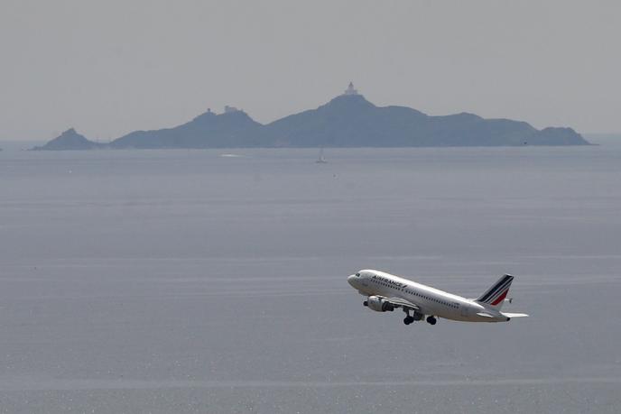 Ecotaxe Sur L Avion Une Goutte D Eau Dans Le Prix Des Billets