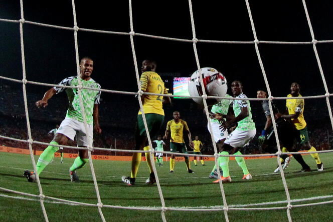 Le but de la victoire et de la qualification du Nigeria pour les demi-finales grâce à William Troost-Ekong (maillot vert, à gauche), décisif en fin de match contre l’Afrique du Sud, au Caire, le 10 juillet.