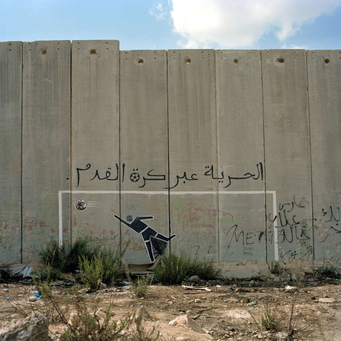 « La liberté par le football ». Graffiti sur la portion du mur qui sépare en deux le campus de l’université Al-Qods à Jérusalem. Septembre 2011.