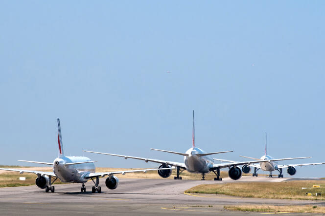 Des avions patientent sur le tarmac de l’aéroport Roissy-Charles-de-Gaulle, le 27 juin.