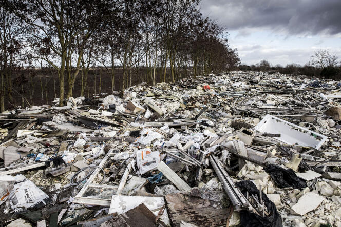 Depuis une décennie, des entrepreneurs vident leurs déchets, souvent issus du BTP, dans cette décharge sauvage de Carrières-sous-Poissy ( janvier 2019)