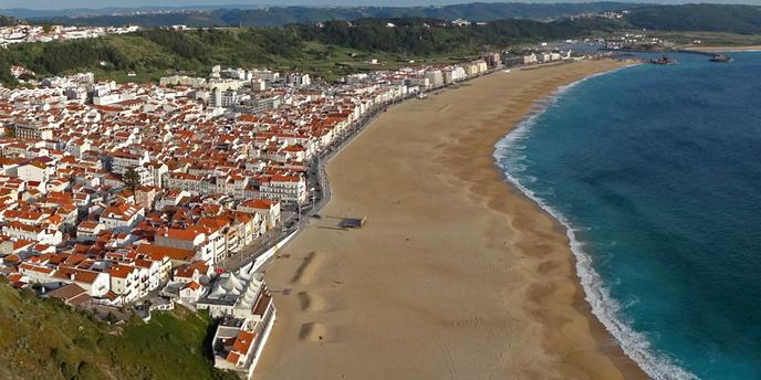 La plage de Nazaré, Mecque du surf, avec les plus hautes vagues du monde.