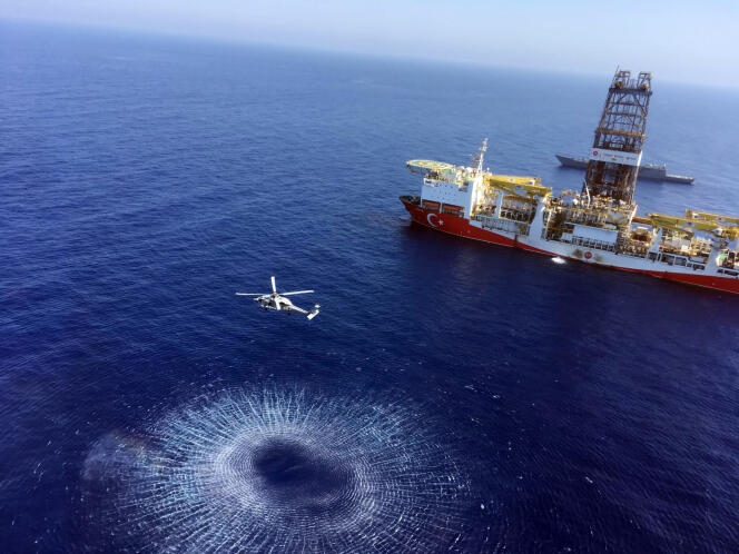 Un hélicoptère vole près d’un bateau de forage turc près de Chypre, le 1er juillet 2019.