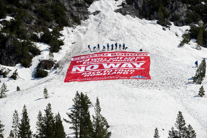 Des membres de Génération Identitaire lors de leur opération pour contrôler l’accès des migrants aux cols alpins, le 21 avril 2018 à Nevache, près de Briançon.