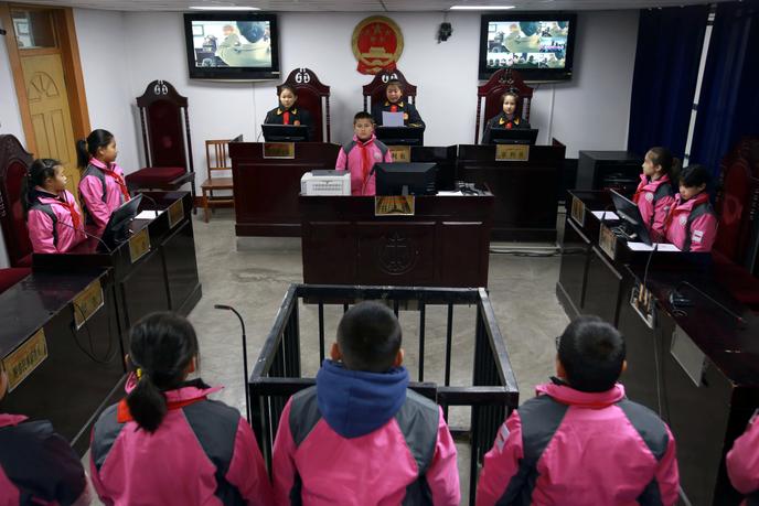 « Journée de la Constitution chinoise », dans une école primaire de la préfecture d’Aksou, dans le Xinjiang (Chine), le 3 décembre 2018.