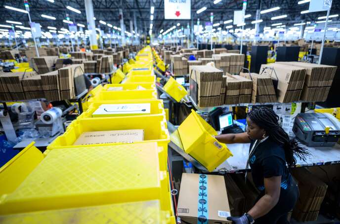 Les salariés d’Amazon critiquent les cadences, la surveillance constante de leur performance et les faibles salaires.