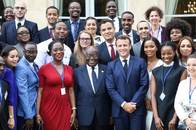 Le président ghanéen Nana Akufo-Addo et Emmanuel Macron, entourés de personnalités liées à l’Afrique (entrepreneurs, représentants associatifs, célébrités), le 11 juillet à l’Elysée.