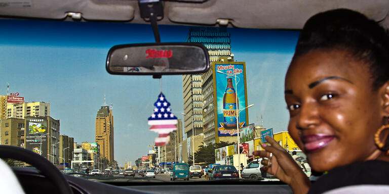 Kezy dans un taxi sur le boulevard du 30 juin à Kinshasa.  