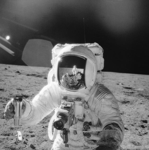 Probensammlung während der Apollo-12-Mission im November 1969.