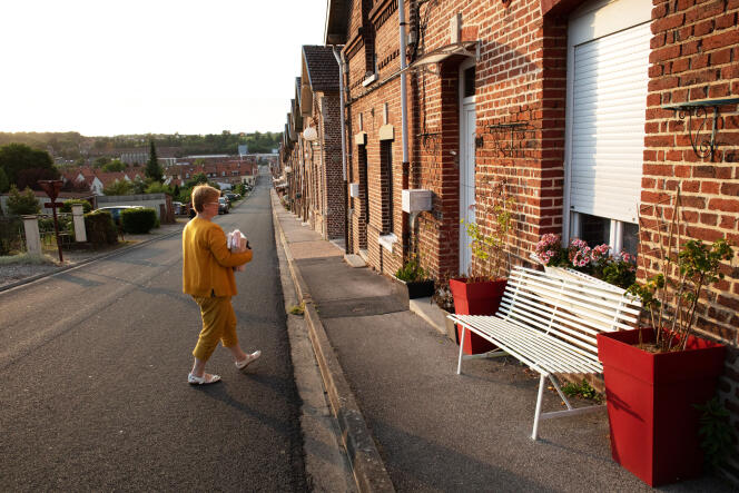 Jeanine Belleperche, 63 ans, rentre chez elle à Flixecourt (Somme) après une journée de travail, le 3 juin.